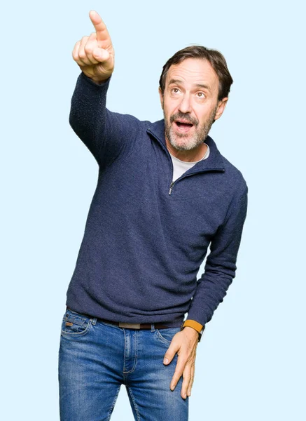 Hombre Guapo Mediana Edad Con Suéter Señalando Con Dedo Sorprendido — Foto de Stock