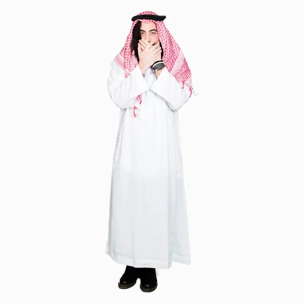 アラビア ビジネス長髪のミスのための手で口を覆っているショックを受けた伝統的なクーフィーヤ スカーフ着用の男 秘密の概念 — ストック写真