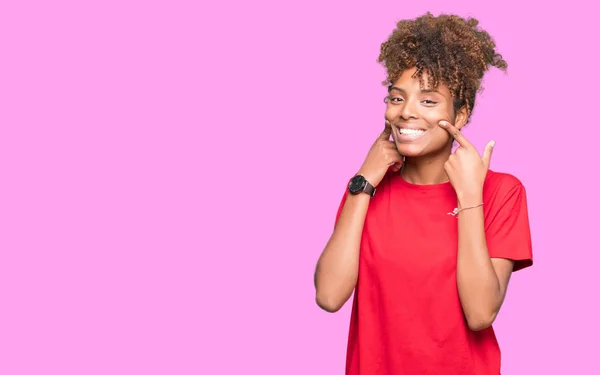 Hermosa Joven Afroamericana Sobre Fondo Aislado Sonriendo Con Boca Abierta —  Fotos de Stock