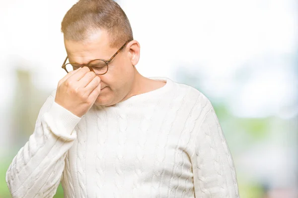 Arabischer Mann Mittleren Alters Mit Brille Über Isoliertem Hintergrund Reibt — Stockfoto