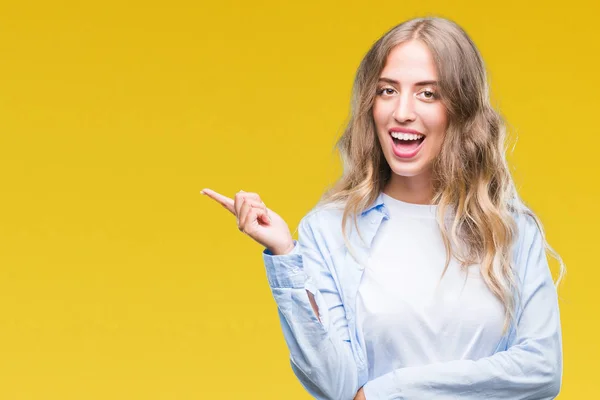 Linda Jovem Loira Sobre Fundo Isolado Com Grande Sorriso Rosto — Fotografia de Stock