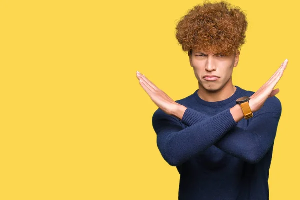 Jovem Homem Bonito Com Cabelo Afro Expressão Rejeição Cruzando Braços — Fotografia de Stock