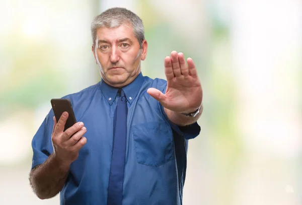 Bonito Homem Sênior Enviando Mensagem Usando Smartphone Sobre Fundo Isolado — Fotografia de Stock