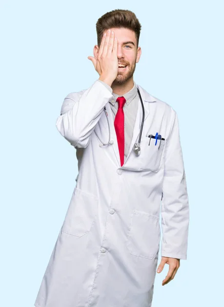 Молодий Красивий Лікар Чоловік Медичному Пальто Покриває Одне Око Рукою — стокове фото