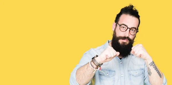 Jeune Homme Hipster Aux Cheveux Longs Barbe Portant Des Lunettes — Photo