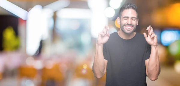 Joven Hombre Guapo Sobre Fondo Aislado Sonriendo Cruzando Los Dedos —  Fotos de Stock