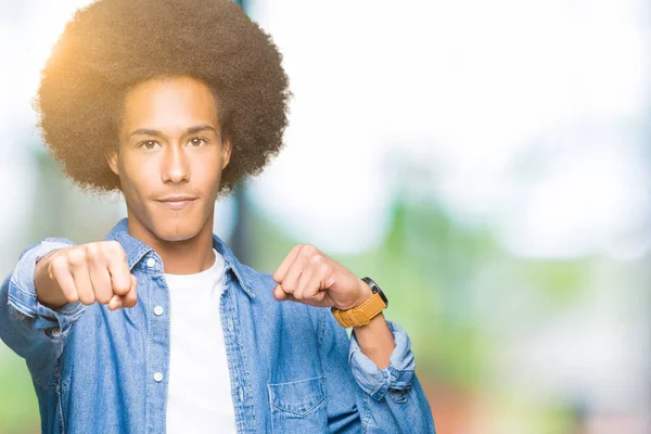 Ung Afrikansk Amerikansk Man Med Afro Hår Stansning Knytnäve Att — Stockfoto