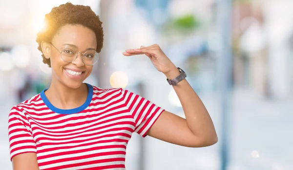 Vackra Unga Afroamerikanska Kvinnan Bär Glasögon Över Isolerade Bakgrund Gestikulerande — Stockfoto
