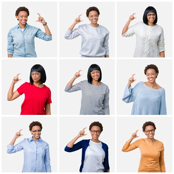 Afro saç ile genç Afrikalı Amerikalı kadın izole arka plan üzerinde gülümseyen ve emin işaret ile el yaparken parmaklar ile işaret ederken ve kamera bakıyor. Ölçü kavramı.