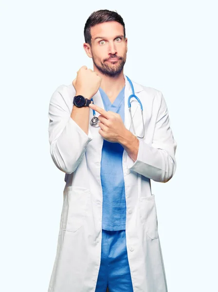 Bell Uomo Dottore Che Indossa Uniforme Medica Sfondo Isolato Fretta — Foto Stock