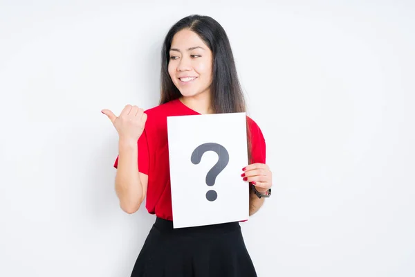 Young Brunette Woman Holding Paper Question Mark Isolated Background Pointing — Stock Photo, Image