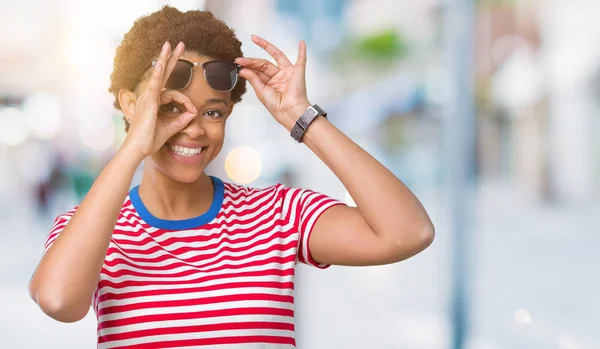 Hermosa Mujer Afroamericana Joven Con Gafas Sol Sobre Fondo Aislado — Foto de Stock