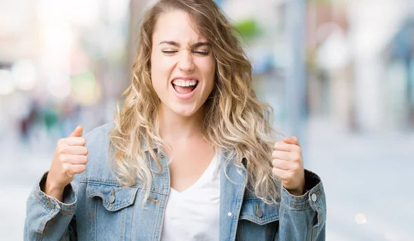 Vacker Ung Blond Kvinna Klädd Denim Jacka Över Isolerad Bakgrund — Stockfoto