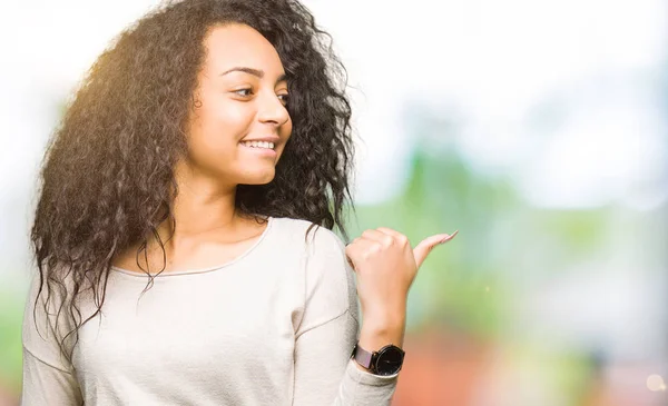 Menina Bonita Nova Com Cabelo Encaracolado Vestindo Camisola Casual Sorrindo — Fotografia de Stock