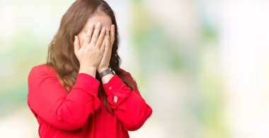 Artı boyutu genç iş kadını elleriyle yüzünü ağlayarak süre kapsayan üzgün ifade ile izole arka plan üzerinde güzel. Depresyon kavramı.