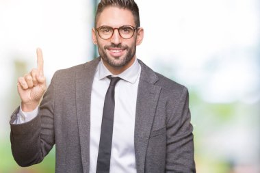 Genç yakışıklı iş adamı ve parmak gülümseyen süre bir numara ile kendinden emin ve mutlu yukarıyı gösteren izole arka plan üzerinde.