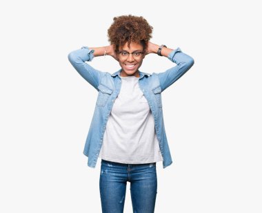 Güzel genç Afro-Amerikan kadın gözlük izole üzerinde arka plan dinlenirken ve germe kollar ve eller baş ve boyun arkasında ile mutlu gülümseyerek