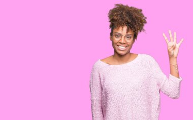 Güzel genç Afro-Amerikan kadın gözlük gösterilen ve parmakları ile işaret izole arka plan üzerinde dört kendinden emin ve mutlu gülümseyerek iken numara.