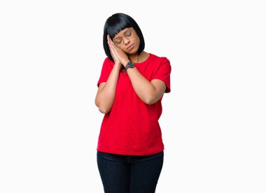 Güzel genç Afro-Amerikan kadın uyku yorgun hayal ve ellerle birlikte poz ile kapalı gözler gülümseyen izole arka plan üzerinde gözlük.