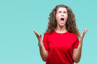 Güzel esmer kıvırcık saçlı Genç kız rahat giyiyor bak deli ve silah ile başarı için deli kutluyor izole arka plan üzerinde kaldırdı ve heyecanlı çığlık gözler kapalı. Kazanan kavramı