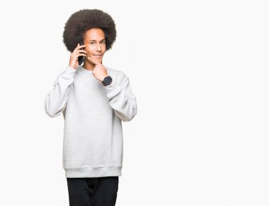 Smartphone'da el ve parmak ile işaret çok mutlu konuşmaya afro saçlı genç Afro-Amerikan adam