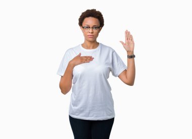 Güzel genç Afro-Amerikan kadın gözlük üzerinde arka izole göğüs ve bir sadakat sözü yemin yapma avuç, el ile küfür