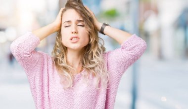 Çünkü çaresiz ve stresli baş ağrısı acı izole arka plan üzerinde sarışın güzel genç kadın acı ve migren. Ellerini kafasına.