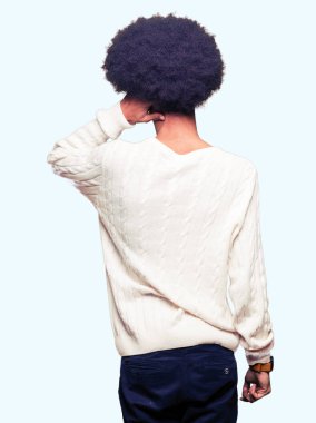 Gözlük geriye düşünme hakkında şüphe el ile kafasına takmış afro saçlı genç Afro-Amerikan adam