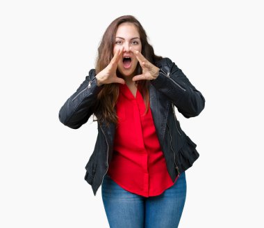 Artı boyutu genç kadın güzel üzerinde bir moda deri ceket giyiyor arka plan ağzına sesle elleriyle kızgın bağırarak izole