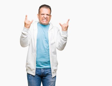 Orta yaş Arap adam el yukarı ile kaya sembolü yapıyor deli ifade ile izole arka plan üzerinde Sweatshirt giyiyor. Müzik yıldızı. Ağır kavram.