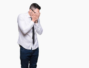 Üzgün ifade yüz eller ile ağlayarak süre kapsayan ile izole arka plan üzerinde gözlük takan genç yakışıklı iş adamı. Depresyon kavramı.