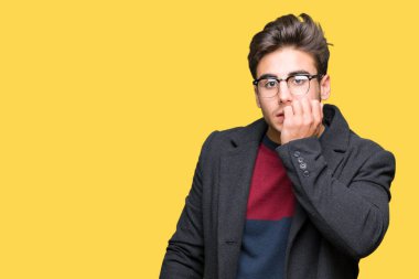 Genç yakışıklı zarif adam stresli ve gergin ile izole arka plan üzerinde gözlük takan tırnak ısırma dudaklarından eller. Anksiyete sorunu.