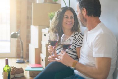 Orta yaş Senior romantik çift içinde aşk oturma üzerinde the Apartme