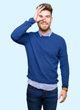 Gülümseyen, parmakları ile mutlu yüz üzerinden seyir göz el ile ok jest yapan genç yakışıklı bussines erkek.