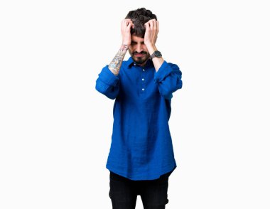 Yakışıklı delikanlı çünkü umutsuz ve stresli baş ağrısı acı izole arka plan üzerinde ağrı ve migren. Ellerini kafasına.