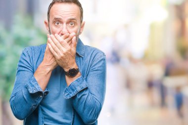 Orta yaş üzerinde izole arka plan ağız hata için elleriyle kapsayan şok ağarmış komuta sizde. Gizli kavramı.