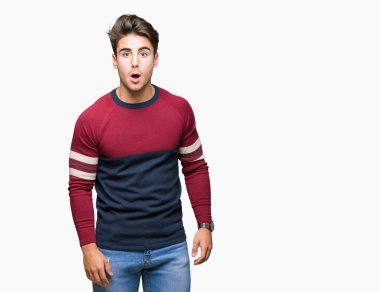 Genç yakışıklı adam korkuyor ve şok sürpriz ifade ile izole arka plan üzerinde korku ve yüz heyecanlı.