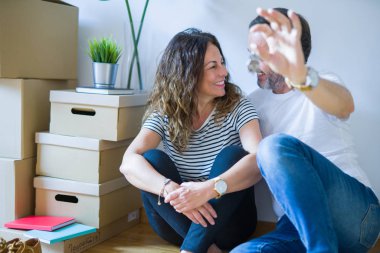 Orta yaş Senior romantik çift içinde aşk oturma üzerinde the Apartme