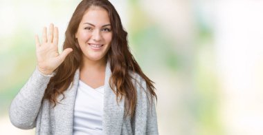 Güzel kış ceket izole arka plan Waiving mutlu selam söyleyerek üzerinde ve gülümseyen, dostça karşılama jest giyen boyutu genç kadın artı