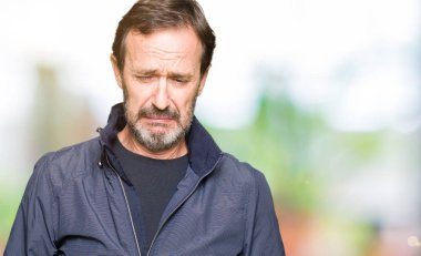 Orta yaş yakışıklı adam bir ceket depresif ve sıkıntı için endişe, ağlayan öfkeli ve korkuyor giyiyor. Üzücü ifade.