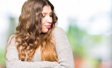 Kış elbise geçti silah ile ikna yan seyir gülümseyen ve kendine güvenen giyen genç güzel kadın