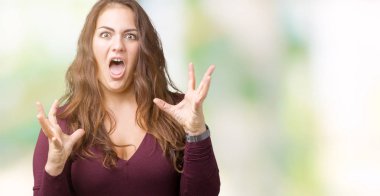 Güzel ve çekici artı boyutu genç kadın izole arka plan çılgın ve kızgın bağırarak ve agresif ifade ve silah kaldırdı bağırıyor bir elbise giyiyor. Hayal kırıklığı kavramı.