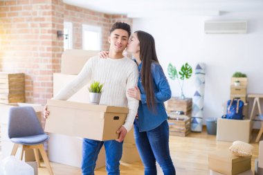 Güzel genç Asya çift görünümlü mutlu ve gülümseyen heyecanlı m