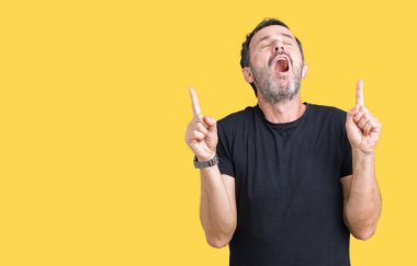 Yakışıklı orta yaş ağarmış komuta sizde izole arka plan üzerinden hayran ve yukarıya bakıp parmakları ile işaret şaşırttı ve silah kaldırdı.