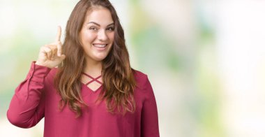 Artı boyutu genç kadın yüzünden başarılı fikirle parmağı yukarıyı izole arka plan güzel. Çıktıktan ve mutlu. Bir numara.