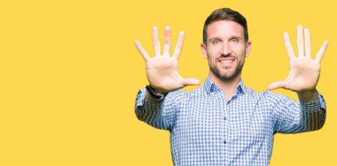 Mavi gözlü yakışıklı iş adamı gösteren ve parmak sayısı on ile işaret kadar güven ve mutlu gülümseyen.