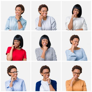 Emin çapraz kollar ve çeneme kaldırdı el ile gülümseme ile kameraya bakarak izole arka plan üzerinde afro saçlı genç Afro-Amerikan kadın. Pozitif düşünce.