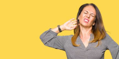 Geri uzanan güzel Orta Çağ iş kadını, yorgun ve rahat, Uykulu ve erken sabah için esneme