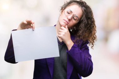 Boş kağıt tutan okul üniforması giyen genç esmer öğrenci kız arka plan ciddi bir yüz düşünme hakkında soru, çok karışık fikir izole