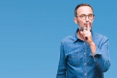 Dudaklarında parmak ile sessiz olmanı izole arka plan üzerinde gözlük takan orta yaş ağarmış komuta sizde. Sessizlik ve gizli kavramı.